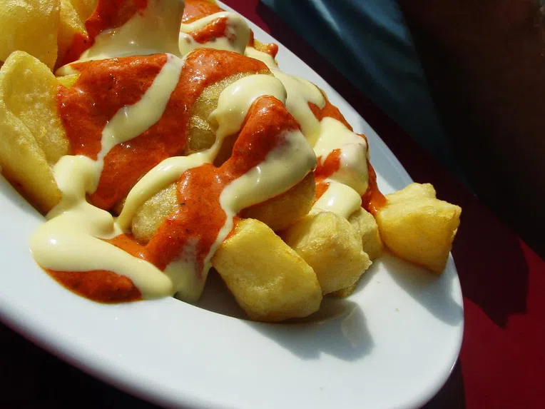 As batatas bravas são um dos pratos típicos espanhóis