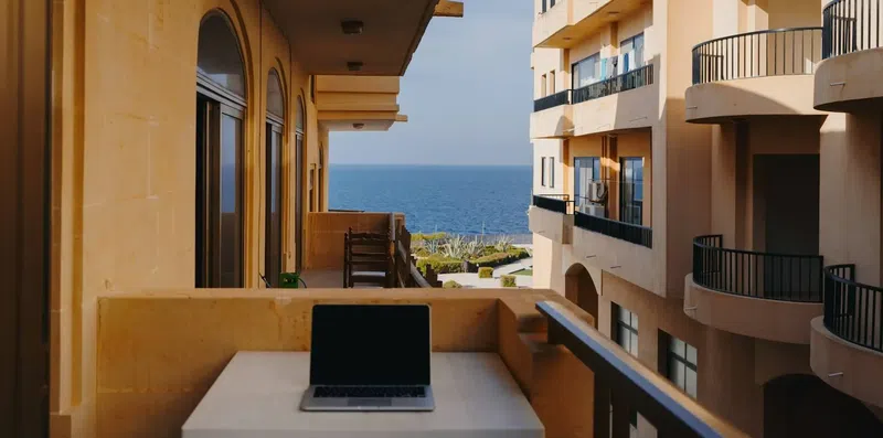 Trabalho legal no exterior sem falar inglês: é possível?