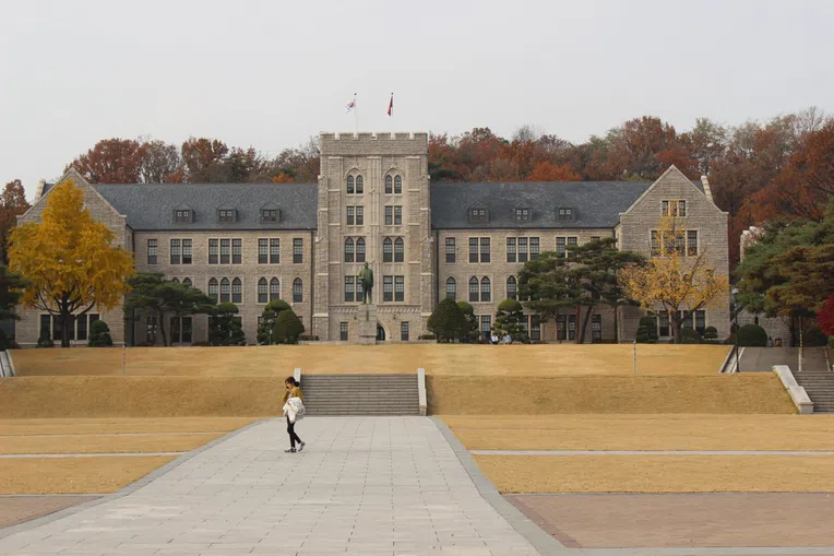 melhores-universidades-da-Coreia-do-Sul-Prédio-principal-da-Universidade-da-Coreia