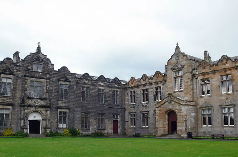 melhores-universidades-no-litoral-do-reino-unido-St-Andrews