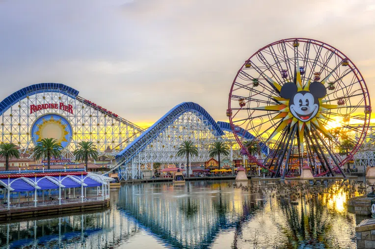 O Disneyland Park na Califórnia fica em segundo lugar entre os maiores parques de diversão do mundo