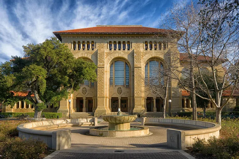 A Universidade de Stanford tem uma das melhores faculdades de Física do mundo