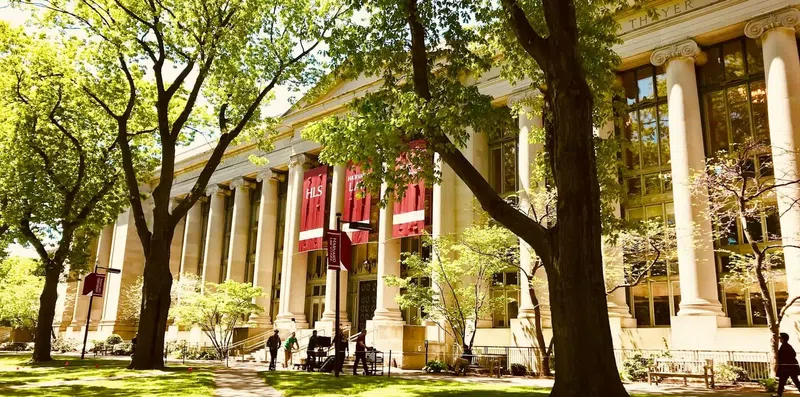 Harvard tem bolsa de US$ 78 mil sem limite de idade