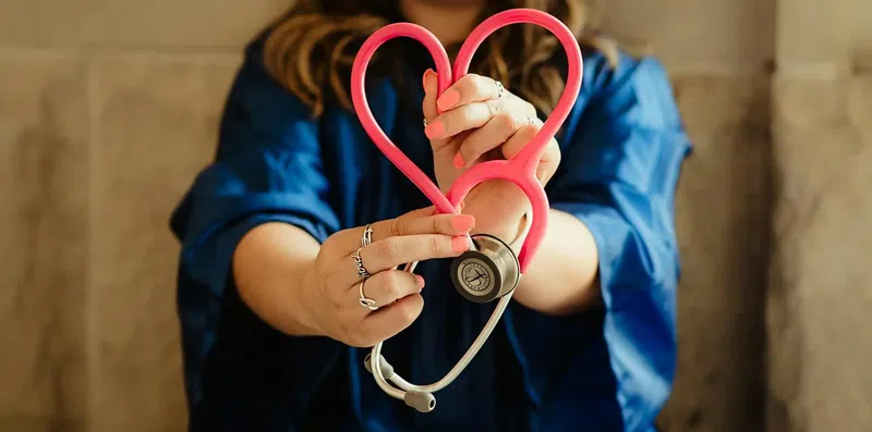 Quanto tempo leva pra virar médico estudando fora do Brasil