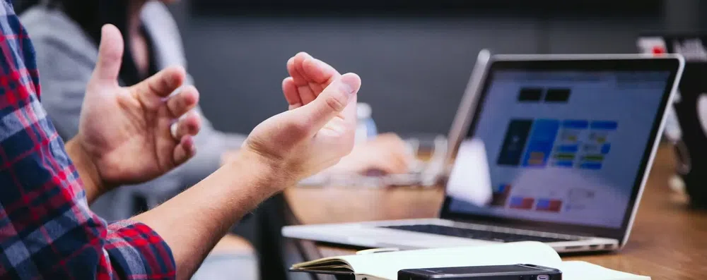 Como usar grupos de conversação online para ganhar fluência em outro idioma