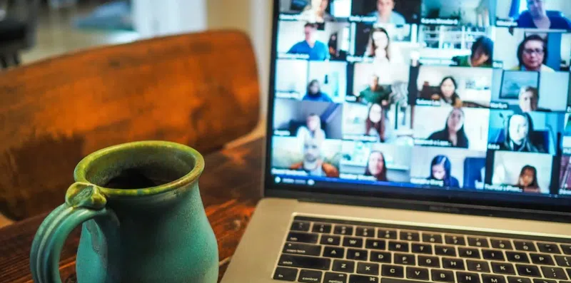 Cursos online x Cursos presenciais: qual conta mais na aplicação para um intercâmbio?