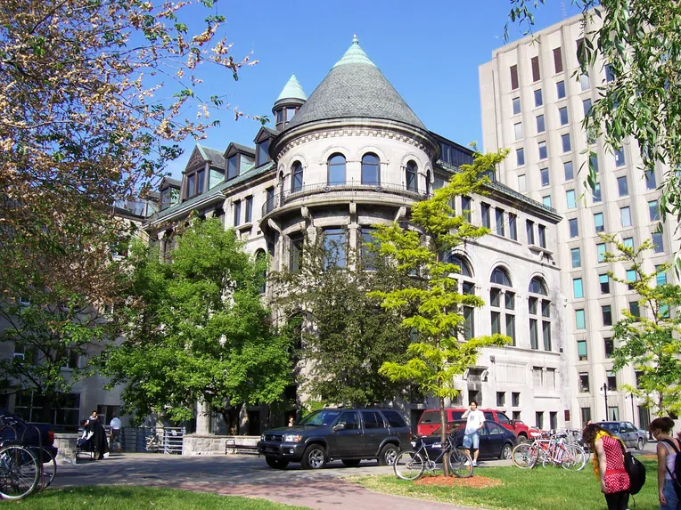 Macdonald-Stewart-Library-Universidade-McGill